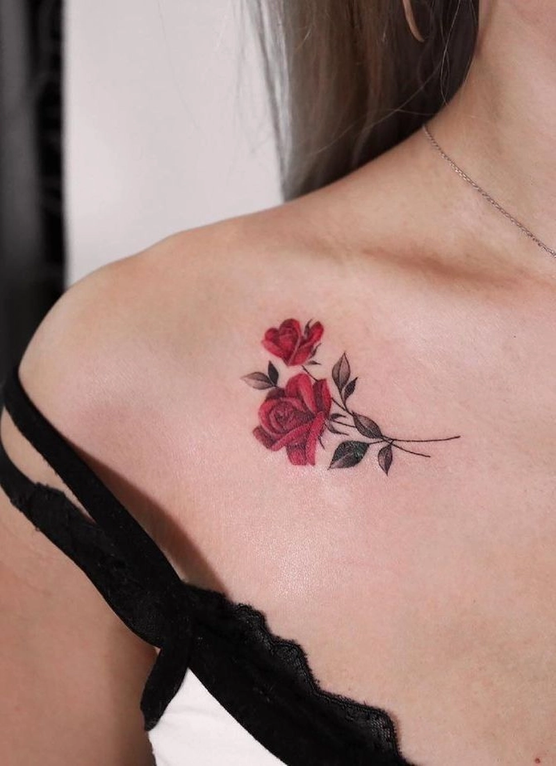 hình xăm hoa hồng nhỏ ở vai