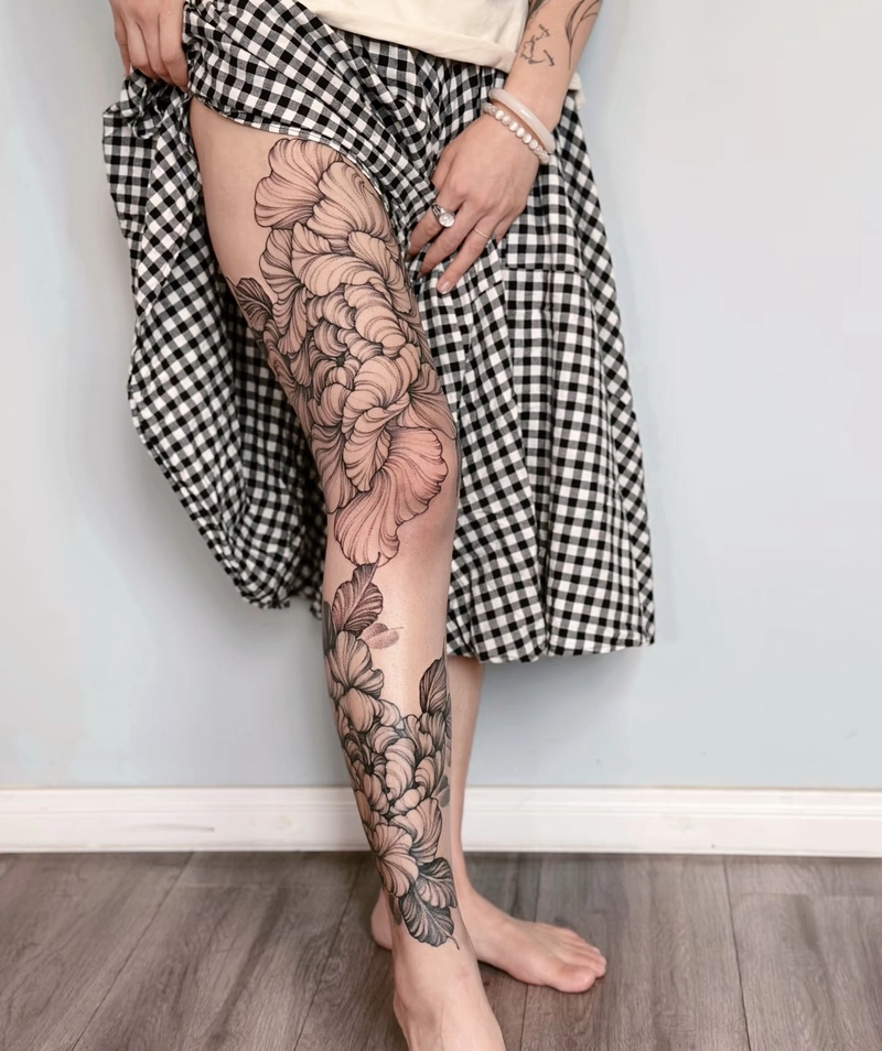 hình xăm hoa mẫu đơn full chân
