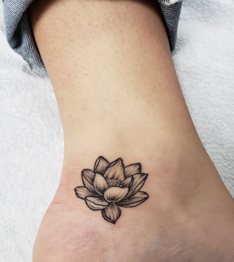 hình xăm hoa sen đen trắng