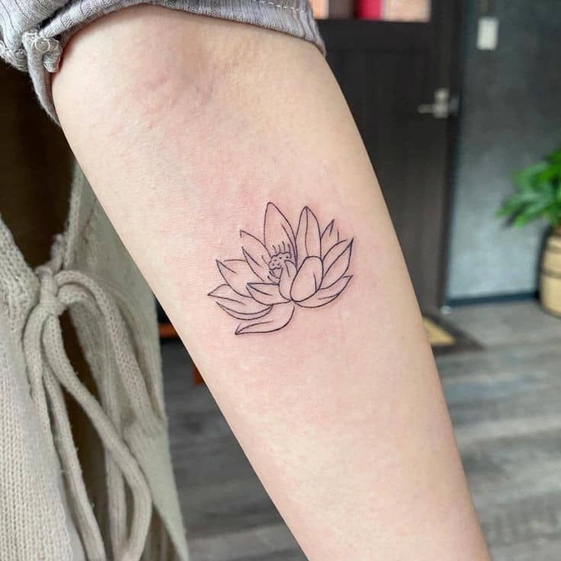 hình xăm hoa sen mini ở tay