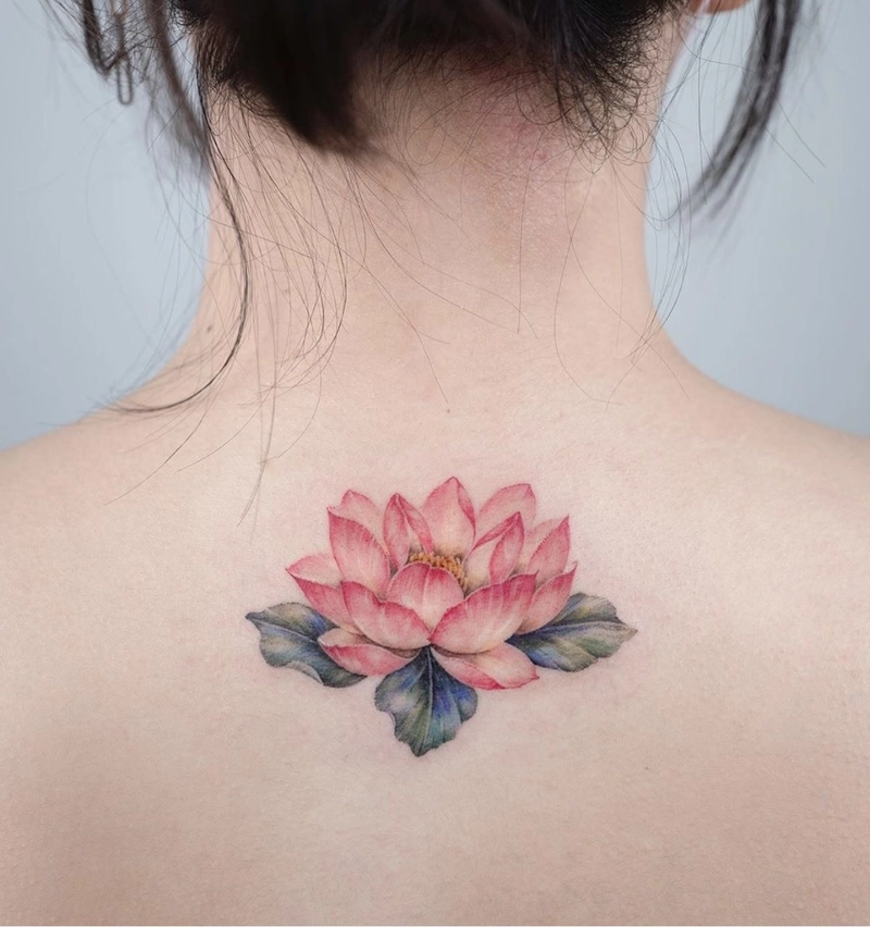 hình xăm hoa sen sau lưng