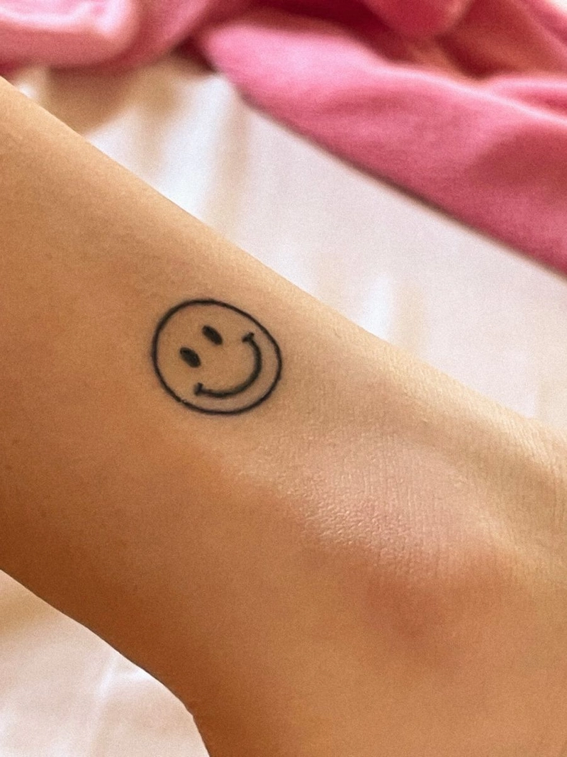 hình xăm icon mặt cười ở cổ chân