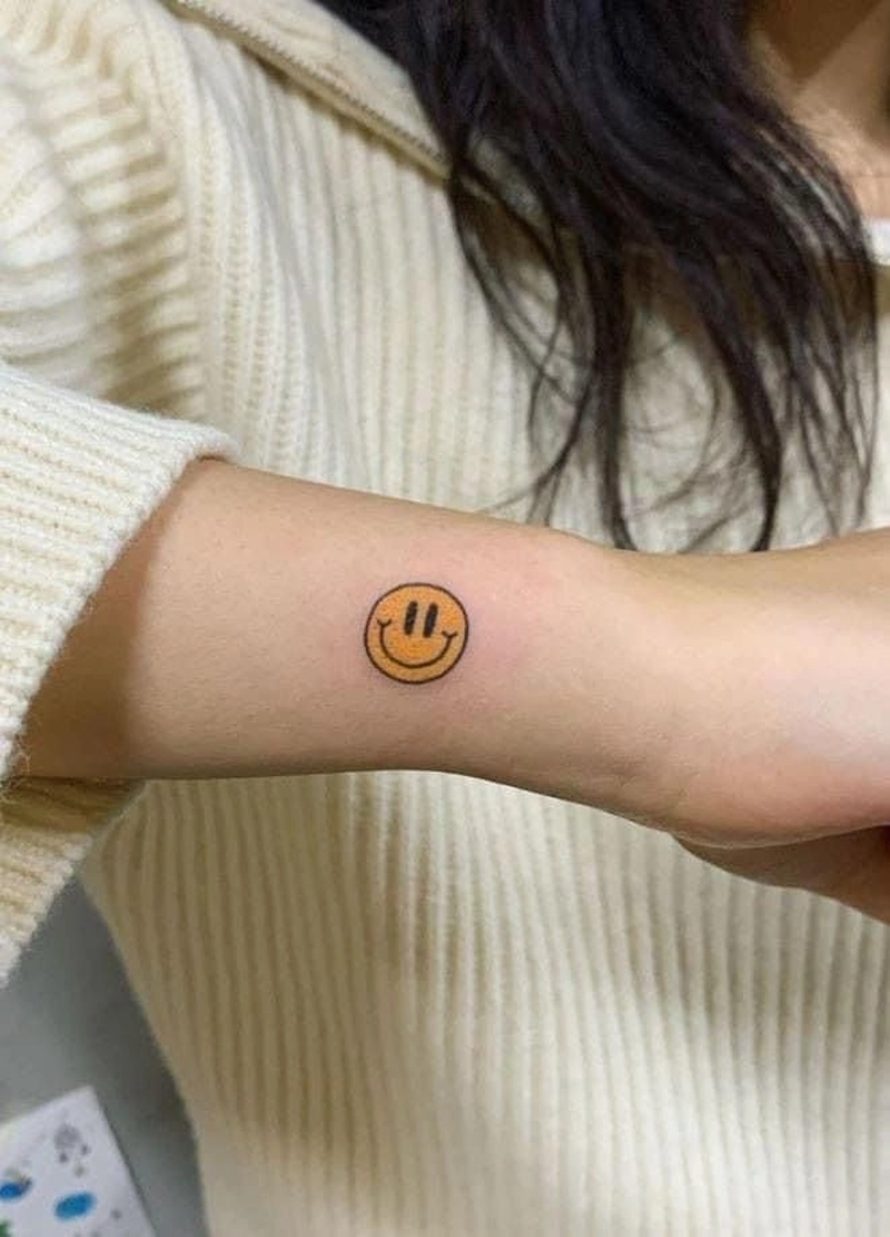 hình xăm icon mặt cười ở cổ tay