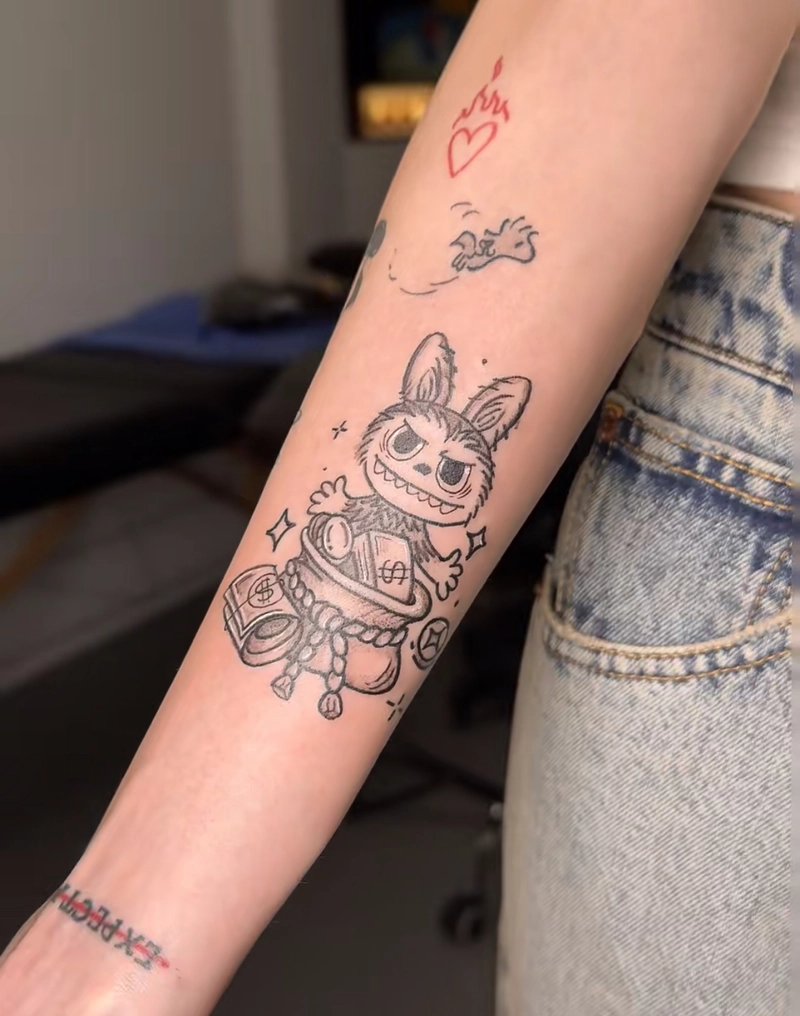hình xăm labubu và tiền