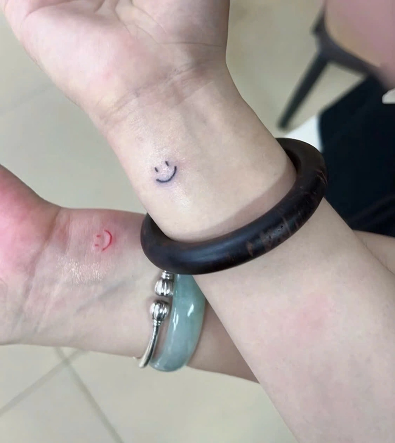hình xăm mặt cười couple