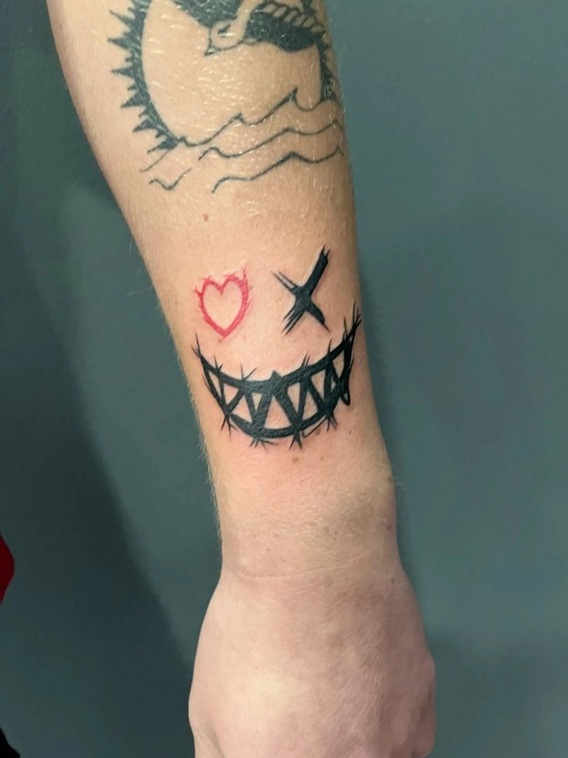hình xăm mặt cười joker