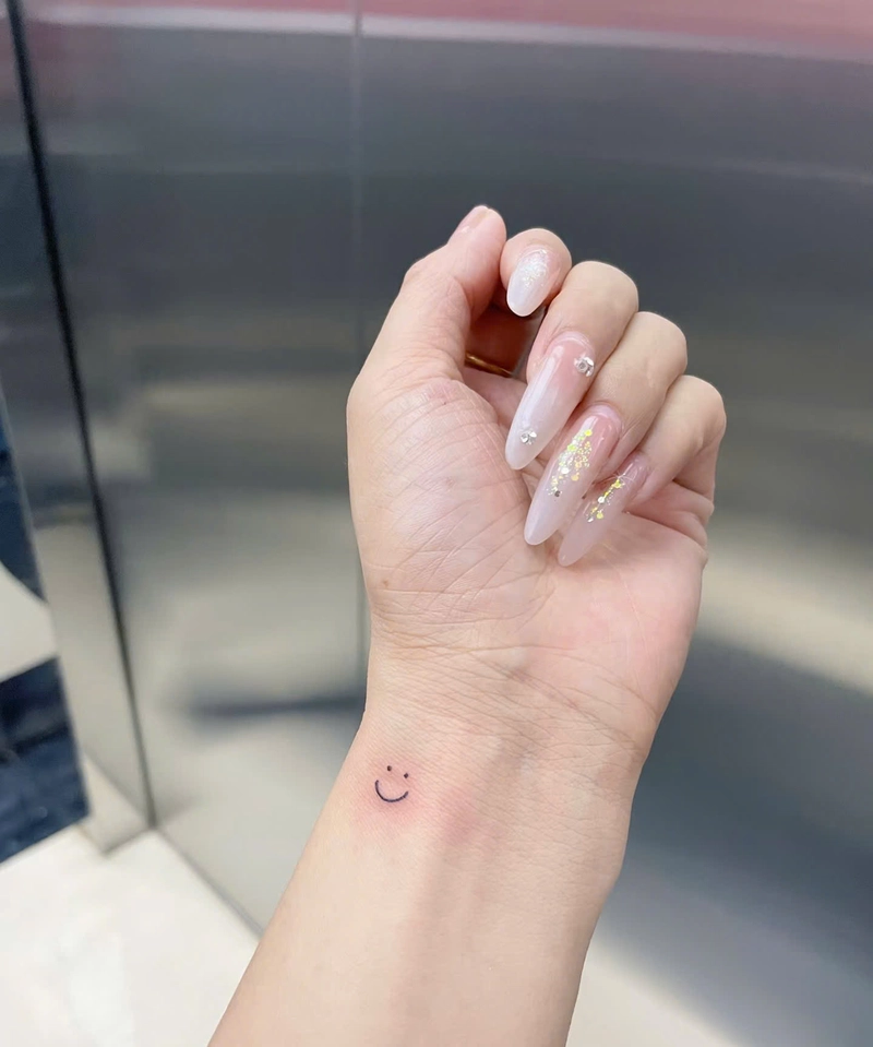 hình xăm mặt cười mini
