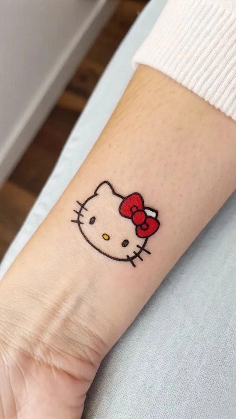 hình xăm mèo hello kitty ở tay