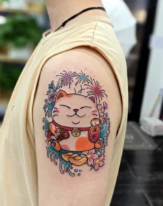 hình xăm mèo thần tài màu đỏ