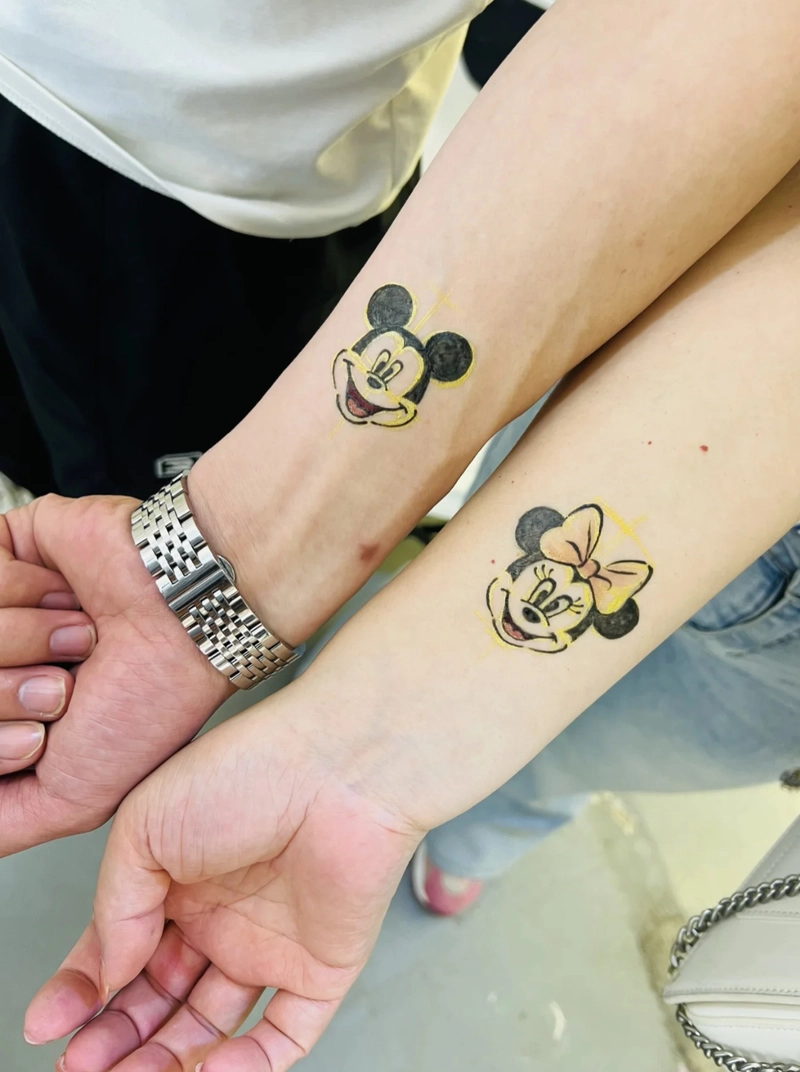 hình xăm mickey cặp đôi