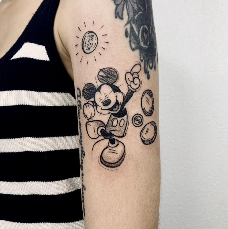 hình xăm mickey ở bắp tay