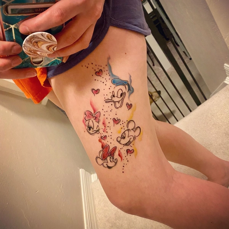 hình xăm mickey ở đùi