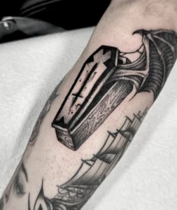 hình xăm quan tài ở tay