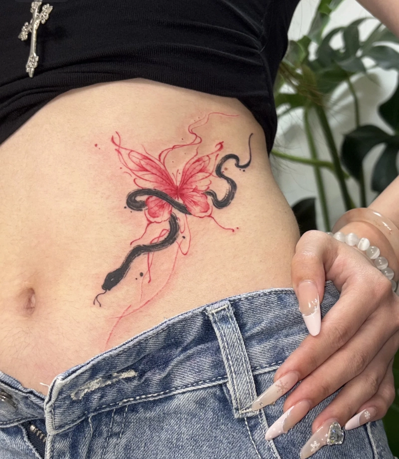 hình xăm rắn đẹp ở eo