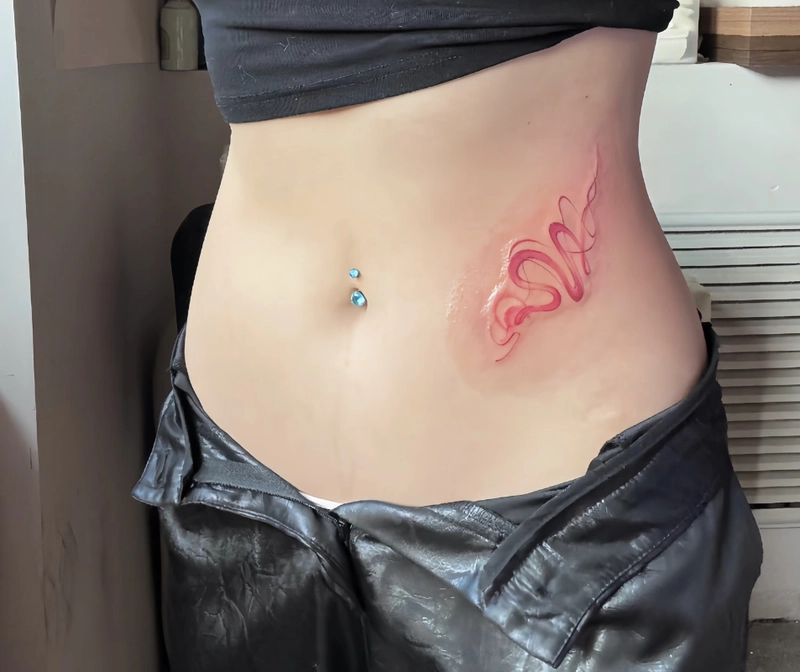 hình xăm rắn đỏ ở eo