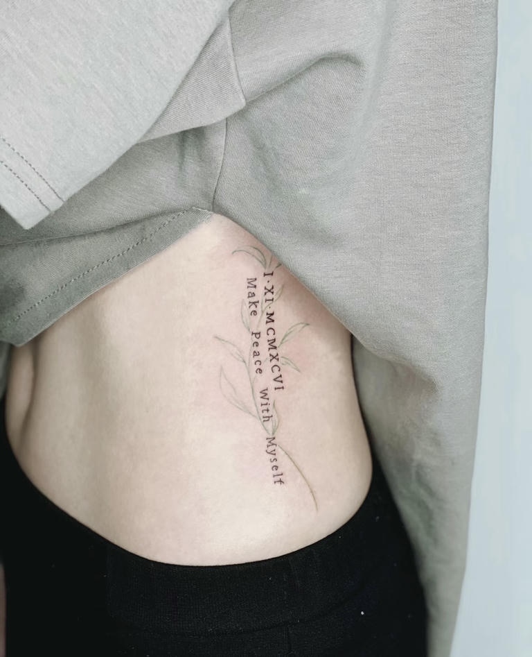 hình xăm số la mã nghệ thuật ở eo