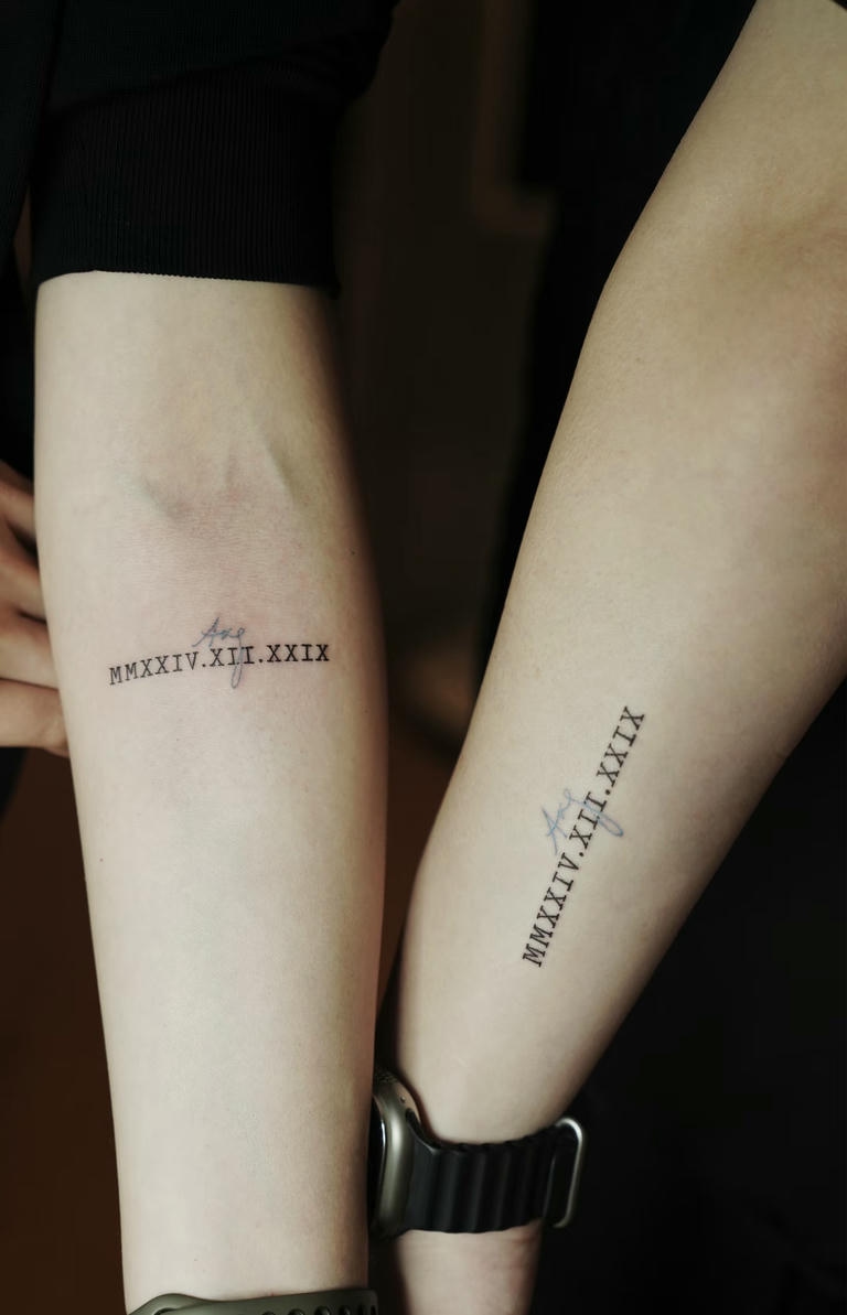 hình xăm số la mã nhỏ gọn cho cặp đôi