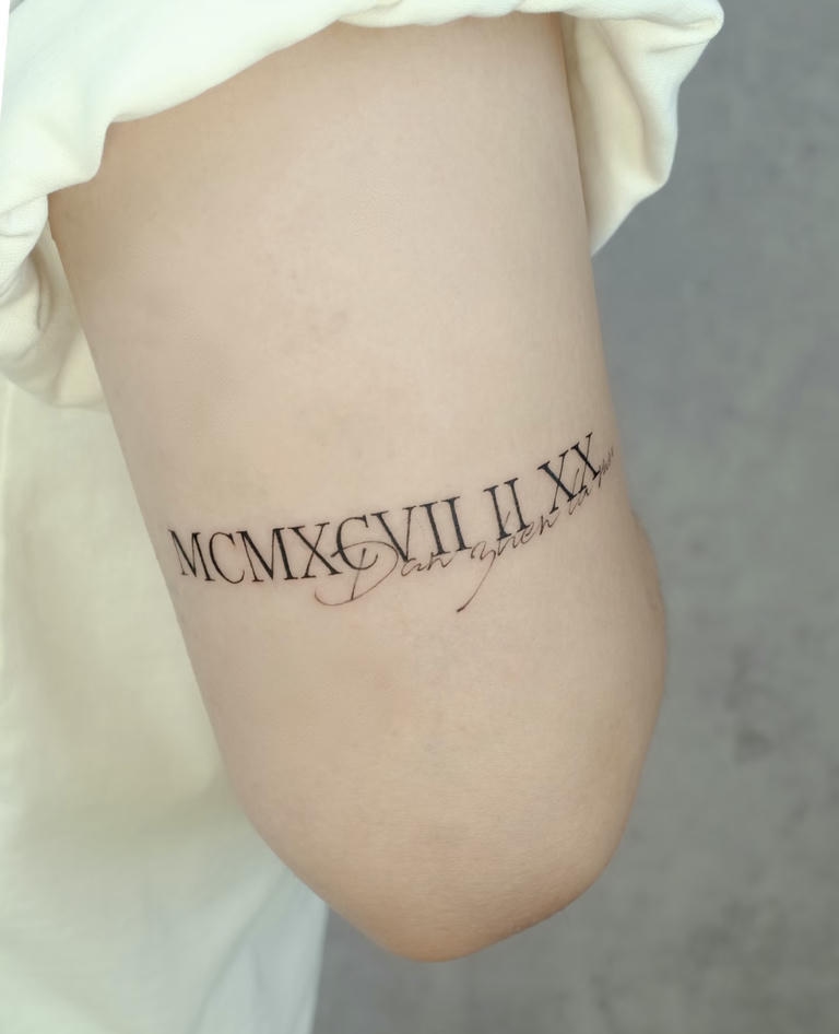 hình xăm số la mã tối giản ở bắp tay