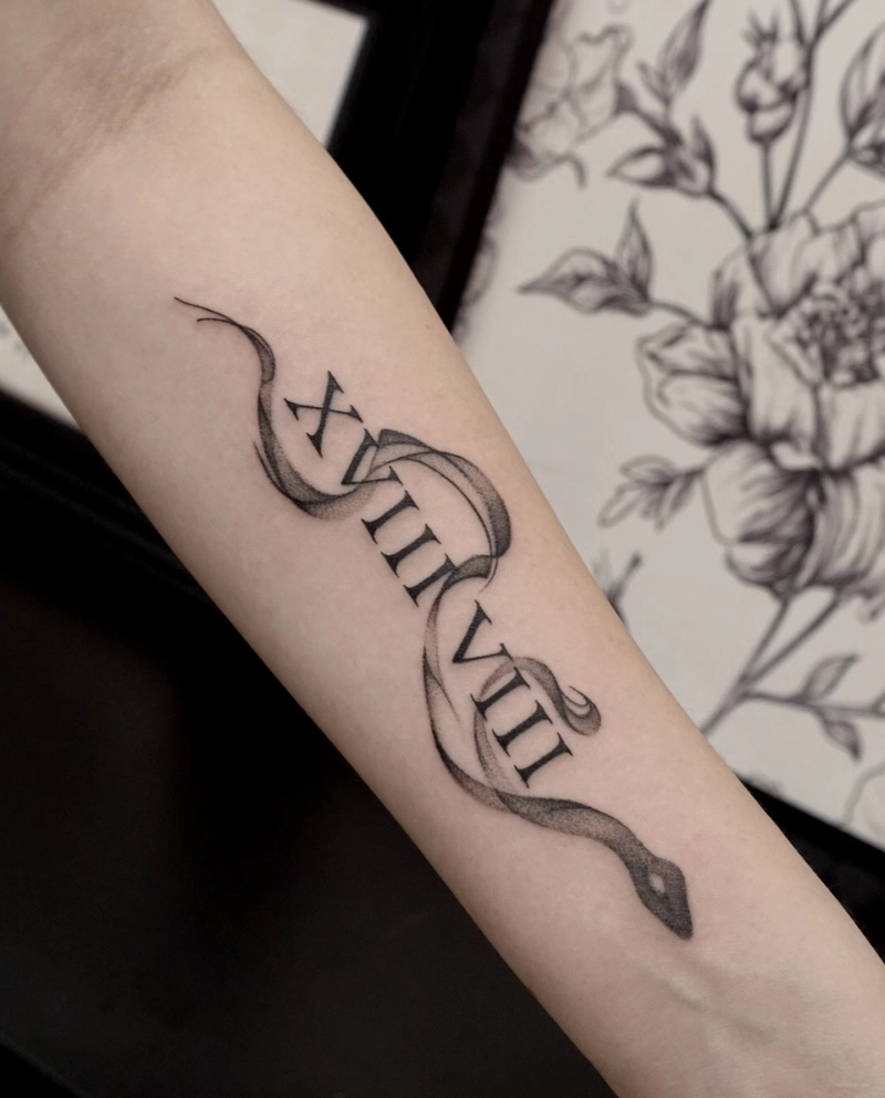hình xăm số la mã và con rắn