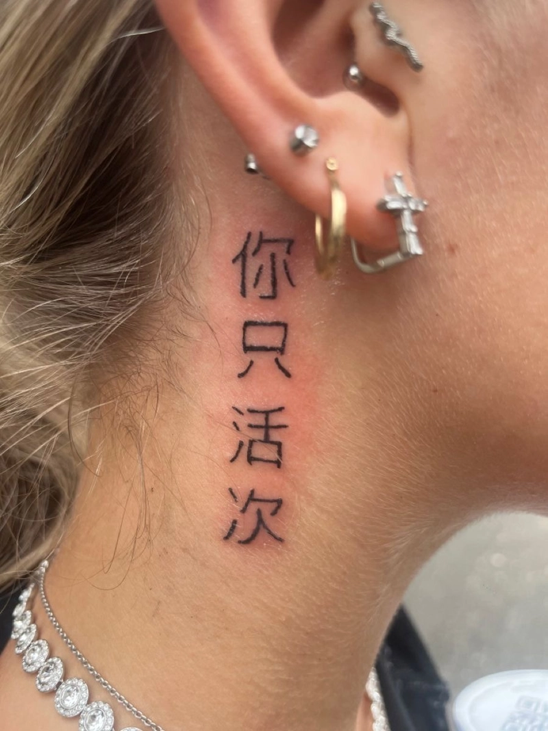 hình xăm trên cổ chữ hán