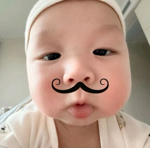 meme em bé vui vẻ