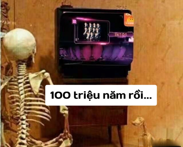meme nhân vật ngồi một góc