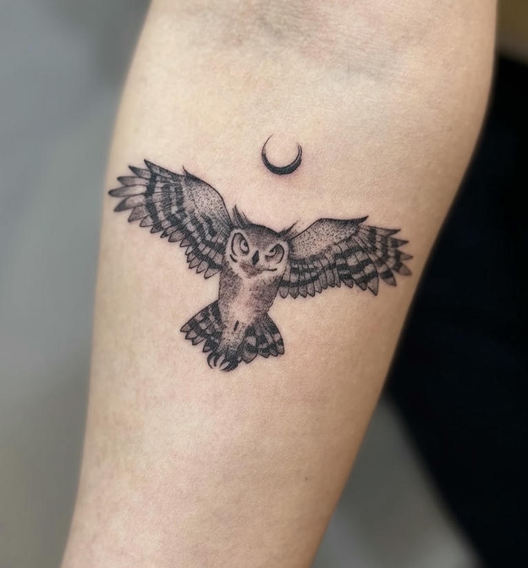 tattoo con cú mèo và mặt trăng