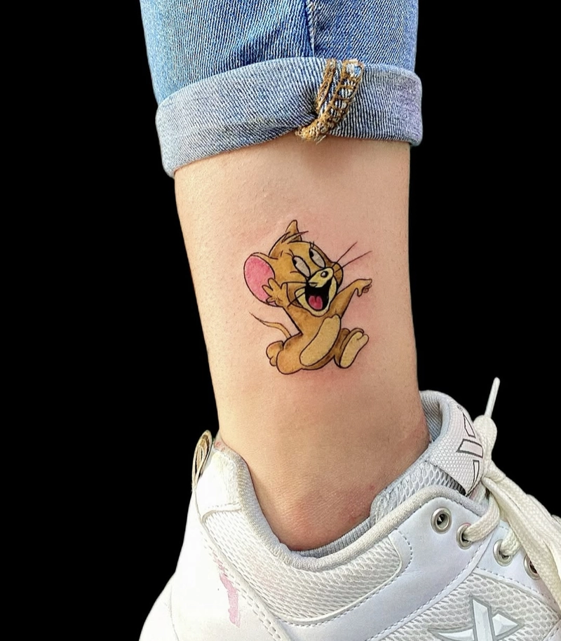 xăm hình chuột jerry ở chân