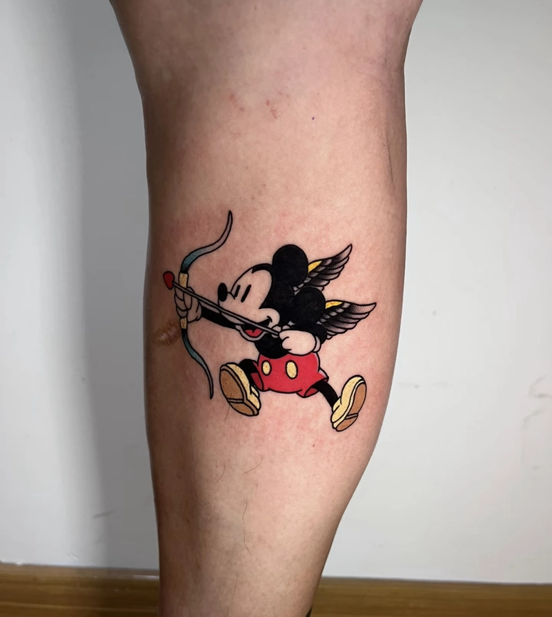 xăm hình con chuột mickey ở bắp chân