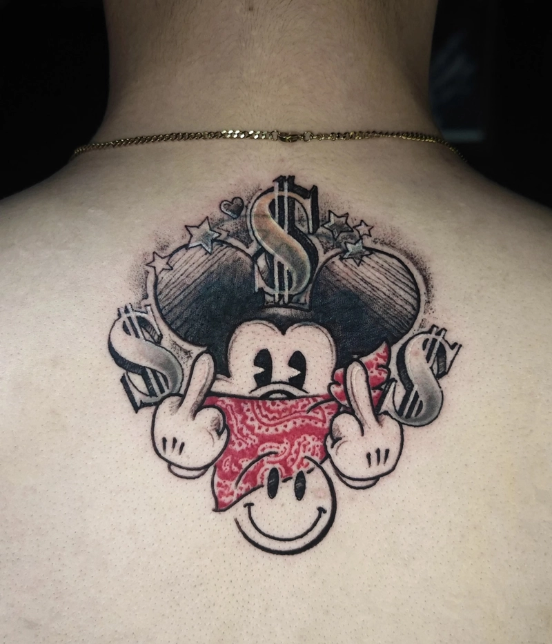 xăm hình con chuột mickey ở lưng