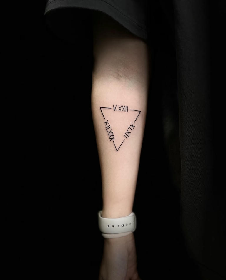 xăm hình số la mã mảnh nhẹ