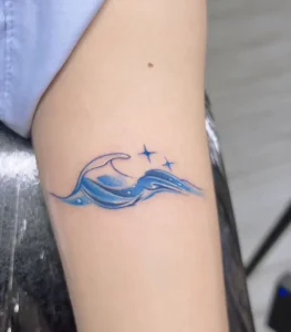 xăm hình sóng ở bắp chân
