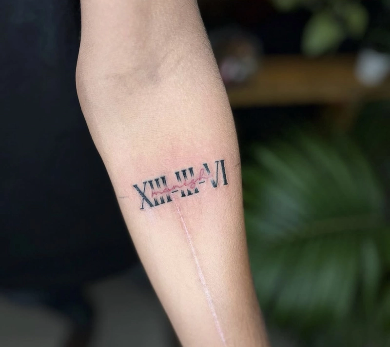 xăm số la mã ở cánh tay