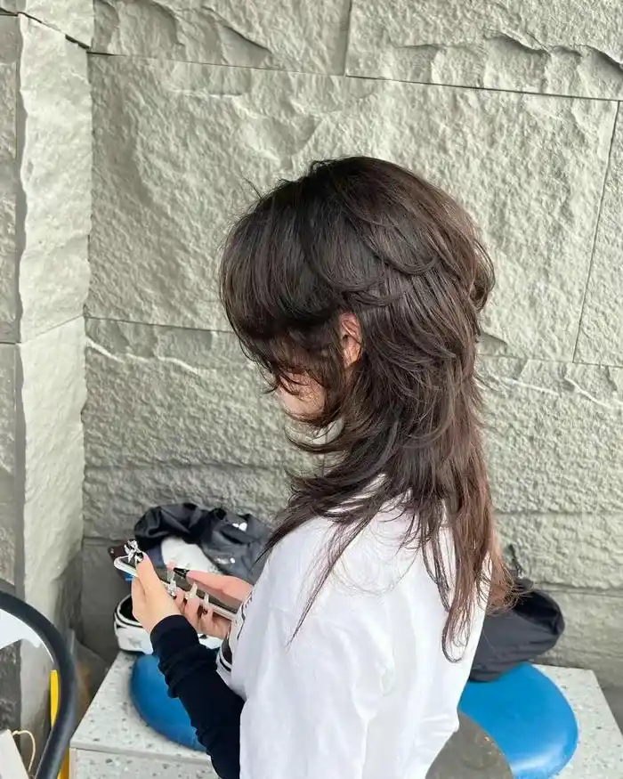 Cắt tóc mullet nữ dài tỉa tầng phong cách bụi bặm