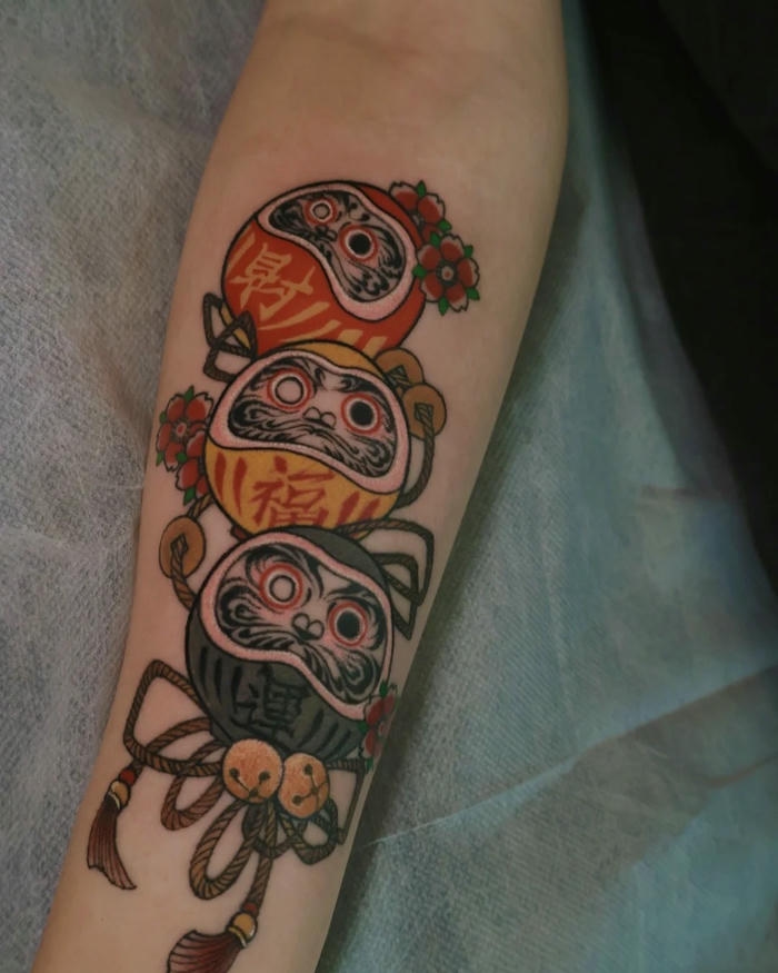 Hình xăm Daruma ba con xếp chồng màu sắc đẹp