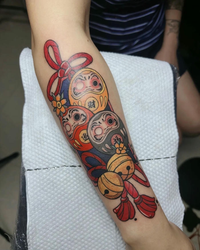 Hình xăm Daruma dây chuỗi nhiều màu sắc rực rỡ