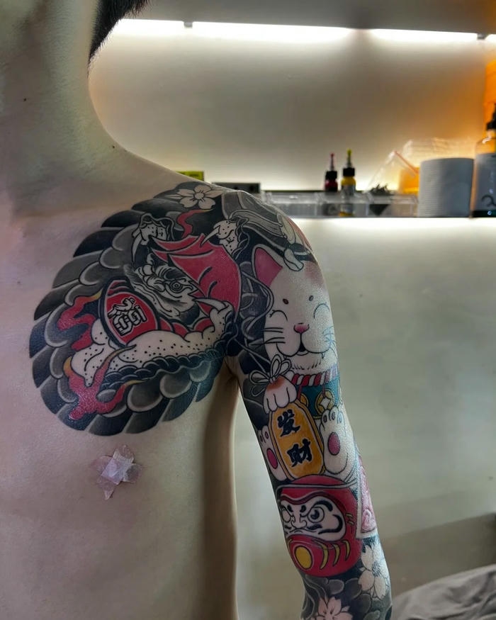 Hình xăm Daruma kín tay kết hợp sóng nước đẹp