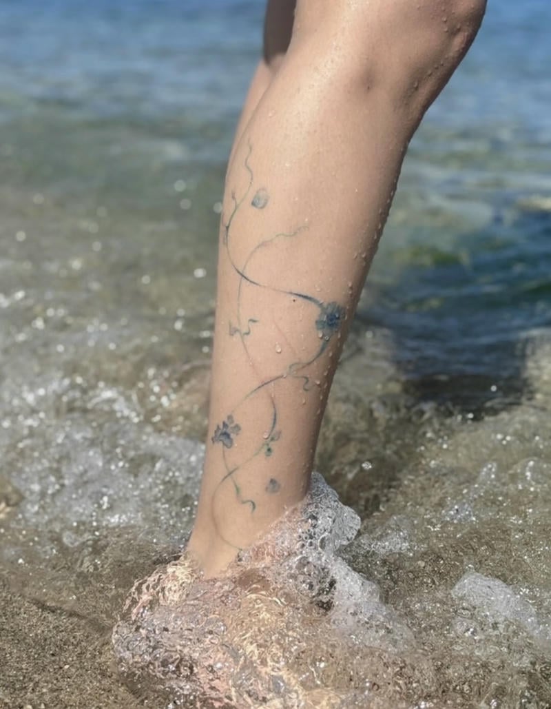 Hình xăm bắp chân nữ nghệ thuật cuốn hút