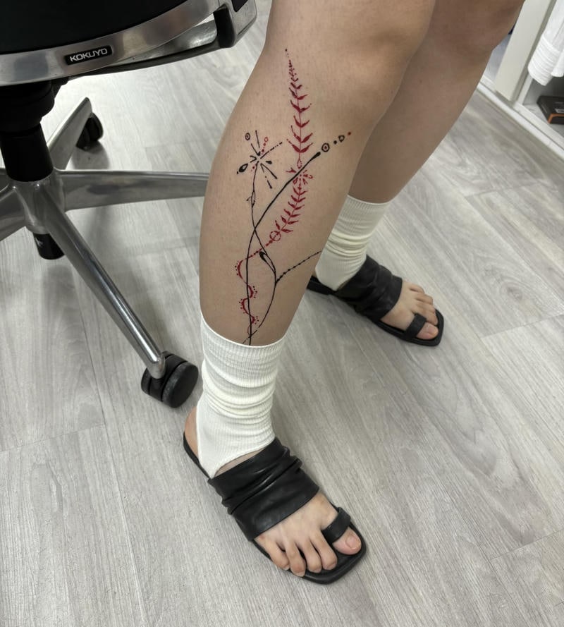 Hình xăm bắp chân nữ phong cách gợi cảm