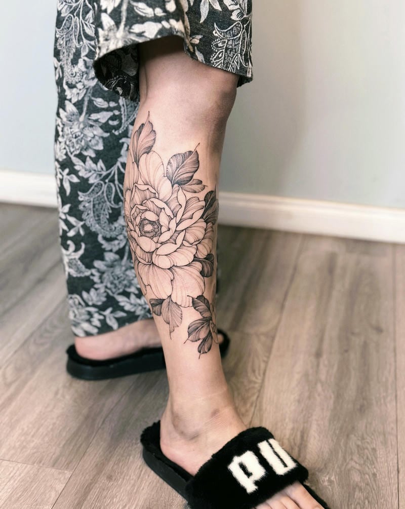 Hình xăm bắp chân nữ quyến rũ tinh tế