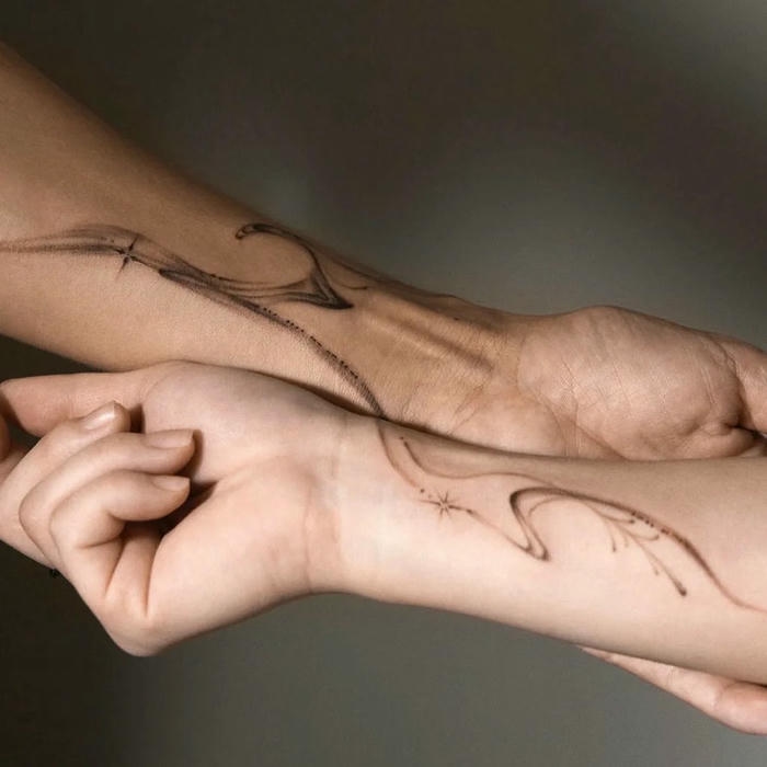 Hình xăm cặp đôi đường nét trừu tượng trên cánh tay