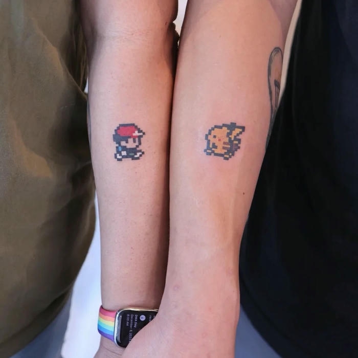 Hình xăm cặp đôi hoạt hình màu sắc nhỏ cổ tay