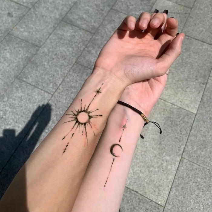 Hình xăm cặp đôi mặt trời và mặt trăng cổ tay