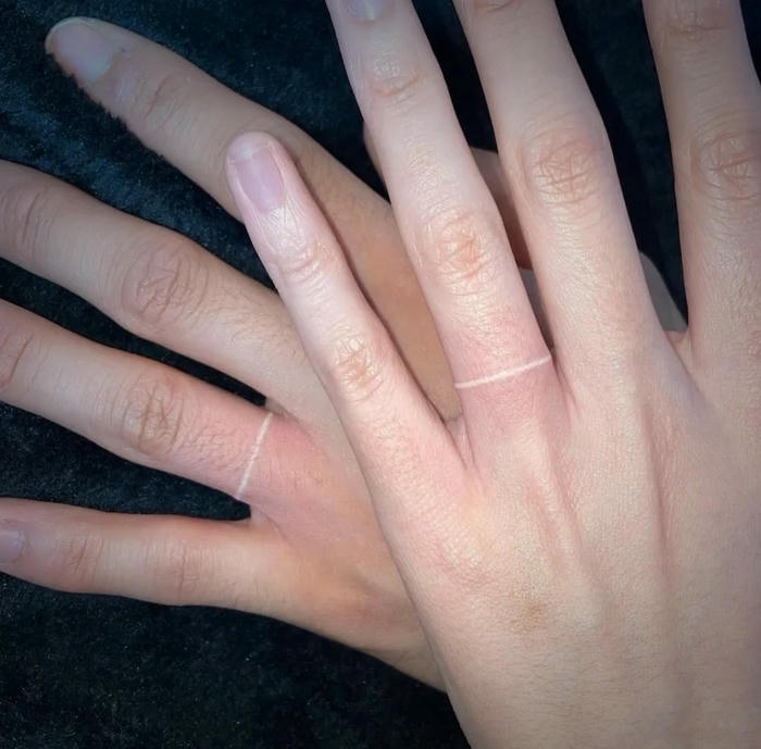 Hình xăm cặp đôi nhẫn cưới mực trắng trên ngón tay