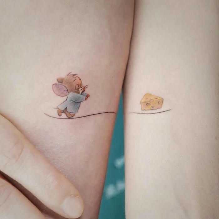 Hình xăm cặp đôi nhân vật hoạt hình nối dây đỏ