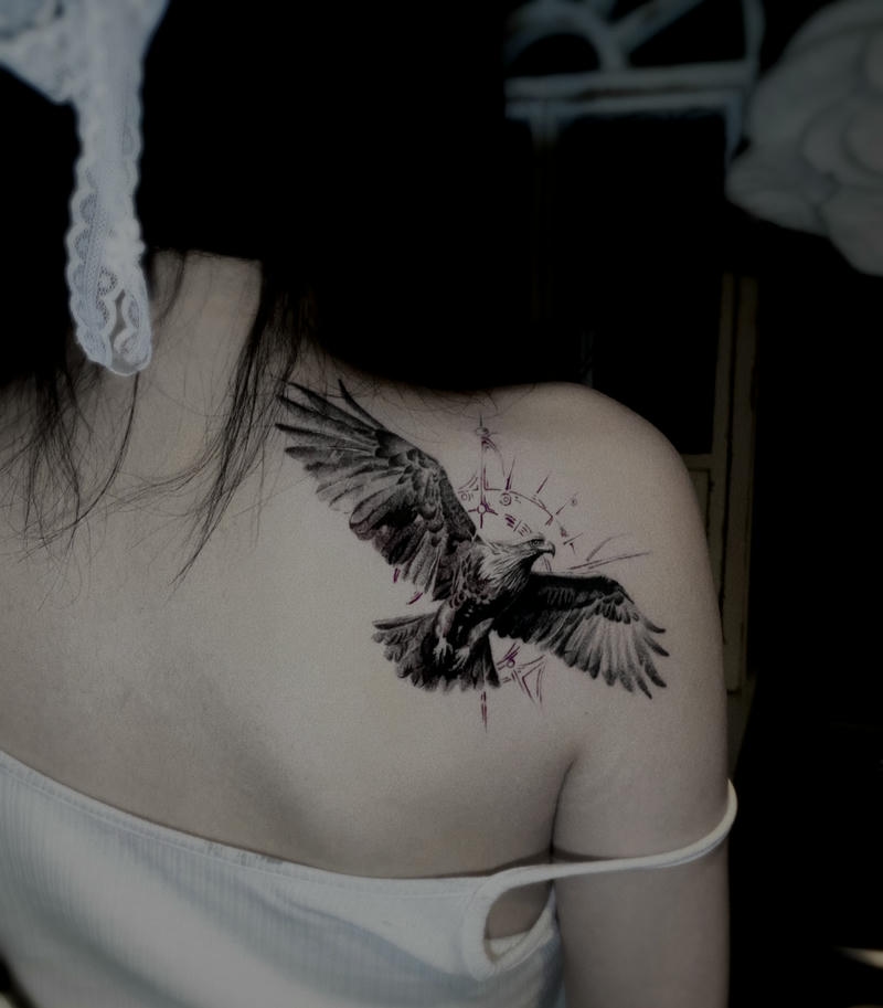 Hình xăm đại bàng tung cánh đầy uy lực