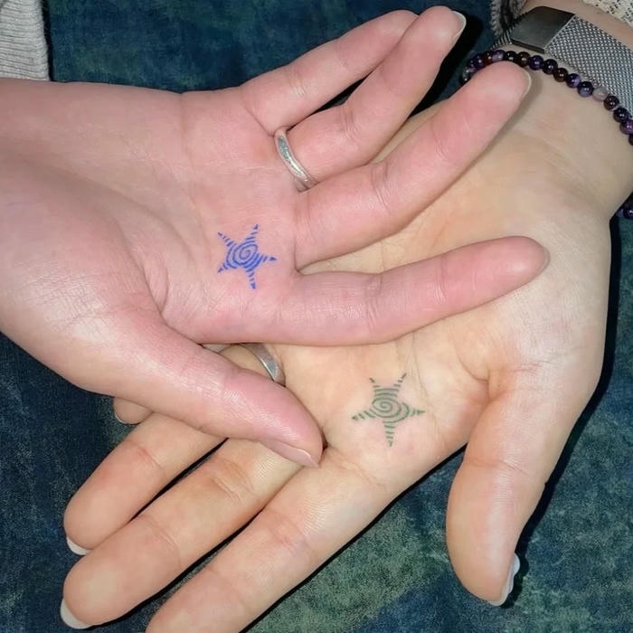 Hình xăm đôi ngôi sao nhỏ trong lòng bàn tay đẹp