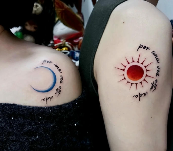 Hình xăm đôi nhật nguyệt cách điệu màu đỏ đen