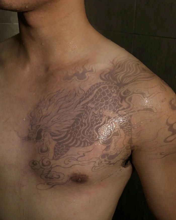 Hình xăm kỳ lân đang đi khung mờ trên ngực nam