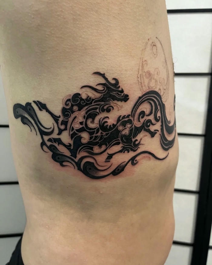 Hình xăm kỳ lân đen trắng bên sườn eo nghệ thuật
